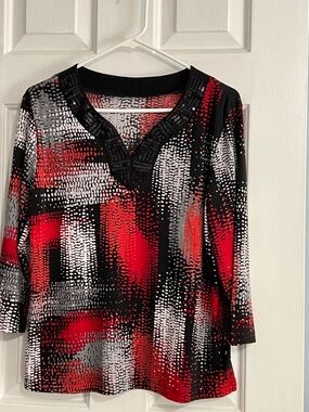 Women’s Black & Red Print V-Neck Top